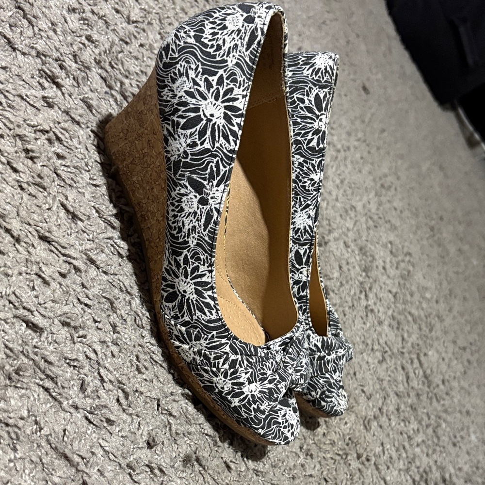 Dexflex Comfort Black and White Patterned Wedges - Picture 5 of 5